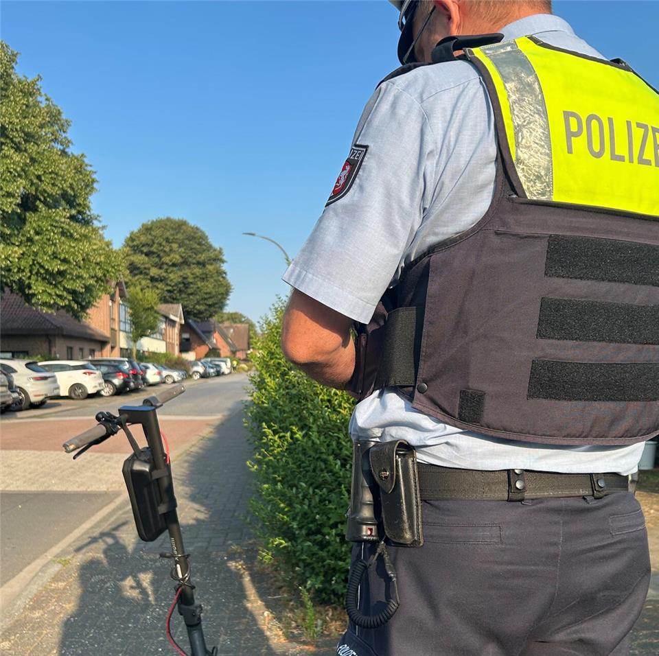 Der Bezirksdienst Reken und der Verkehrsdienst haben in der vergangenen Woche E-Scooter vor einer Schule in Reken kontrolliert.