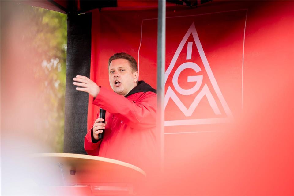 Der Bezirksleiter der IG Metall Berlin-Brandenburg-Sachsen, Jan Otto, setzt sich für einen Tariflohn bei Tesla in Grünheide ein. (Archivbild)Christoph Soeder/dpa