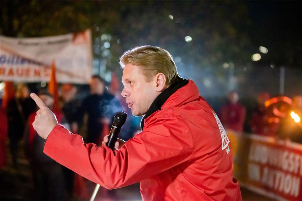 Der Bezirksleiter der IG Metall Berlin-Brandenburg-Sachsen, Jan Otto, kritisiert Tesla (Archivbild).Christoph Soeder/dpa