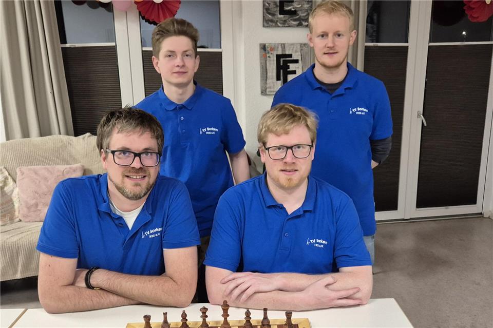 Der Bezirkspokalsieger TV Borken mit David Beckmann, Marcel Boldrick, Philipp Schulze Schwering und Klaus Schroer (von links).