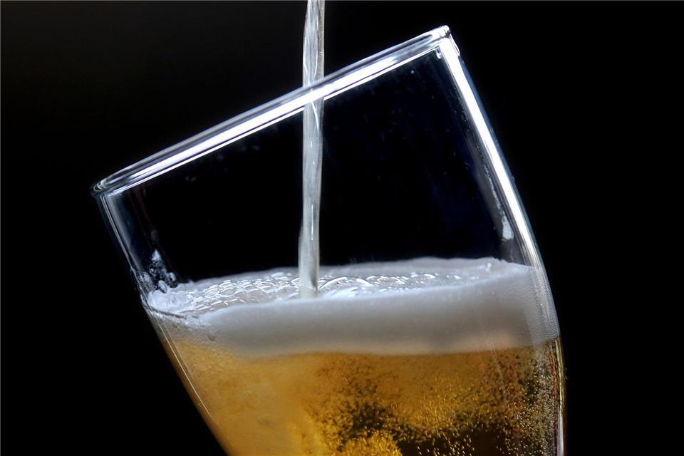 Der Bierabsatz geht schon seit Jahren zurück, was auch Auswirkungen auf das Biersteueraufkommen hat. (Symbolbild)Roland Weihrauch/dpa