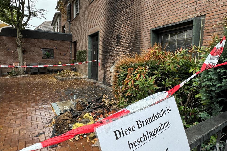 Verdacht auf Brandstiftung in Weseke erhärtet sich Der Biergarten an der Borkenwirther Straße ist als möglicher Tatort beschlagnahmt worden. Der Verdacht der Brandstiftung war den Einsatzkräften durch Benzingeruch gekommen.