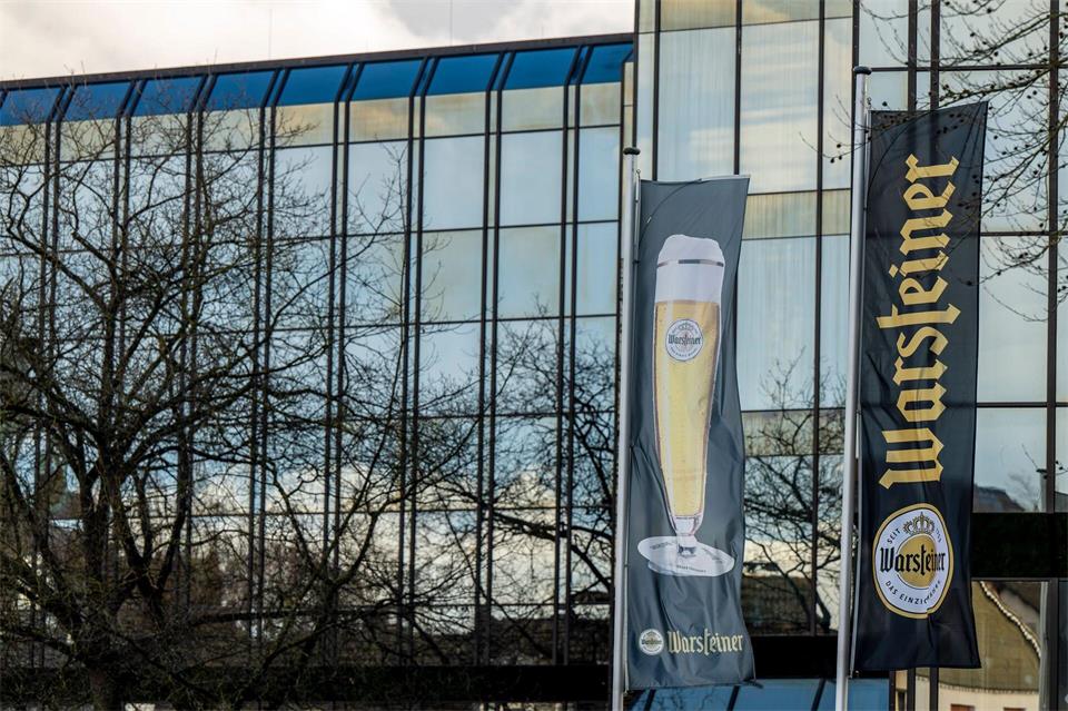 Der Bierkonzern um Warsteiner schließt die Brauerei in Herford und will die Brauerei in Paderborn verkaufen. (Archivbild) David Inderlied/dpa