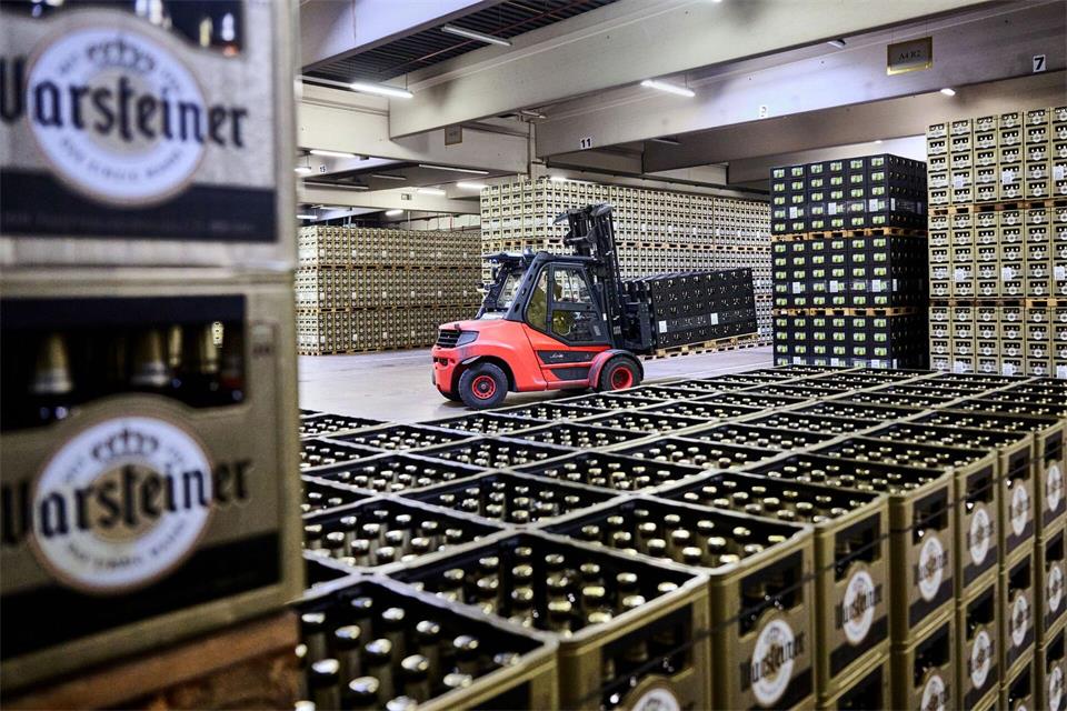 Der Bierkonzern um Warsteiner verlagert seine Bierproduktion aus Herford und Paderborn an den Stammsitz in Warstein. (Archivbild) Bernd Thissen/dpa