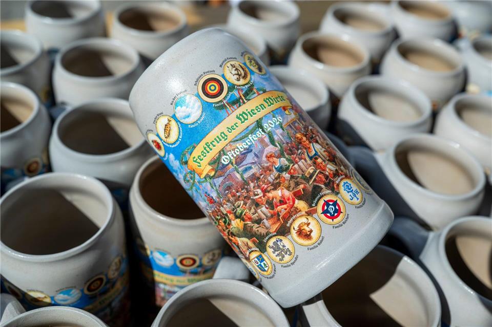 Der Bierkrug der Wiesn-Wirte zeigt ein besonders traditionell-historisches Motiv.  Peter Kneffel/dpa