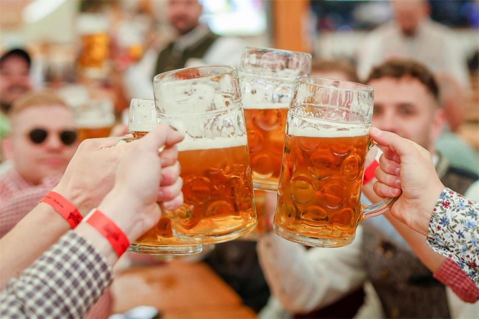 Der Bierpreis steigt in diesem Jahr in einigen Zelten über 15 Euro.(Archiv)Christoph Schmidt/dpa