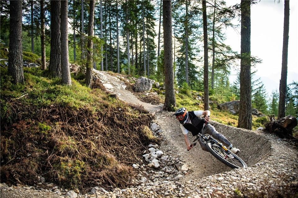 Der Bikepark Zugspitze bietet drei Trails mit knapp einen bis gut vier Kilometer Länge und unterschiedlichen Schwierigkeiten.Nikola Radovic/Tiroler Zugspitz Arena/dpa-tmn