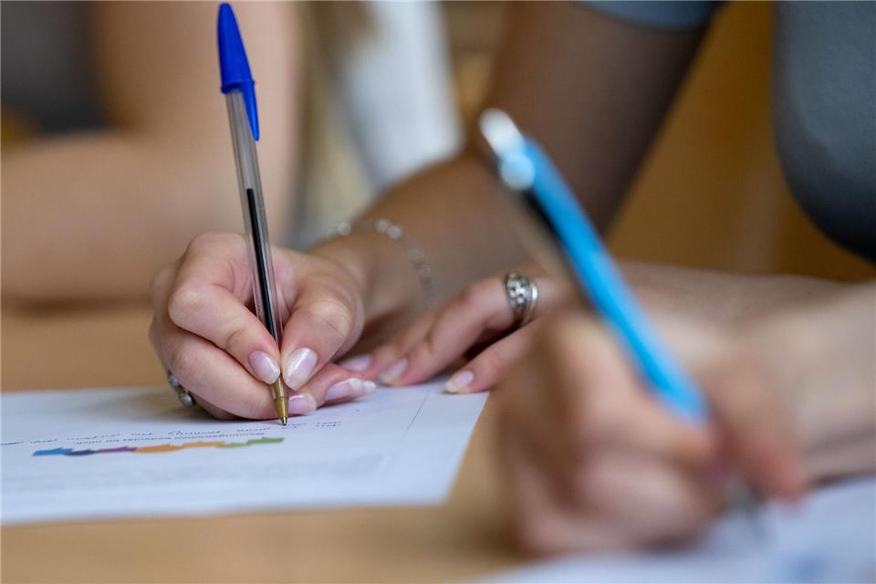 Der Bildungsexperte Klaus Zierer sieht einen Bildungsnotstand in den deutschen Schulen und fordert einen Sonderbeauftragten im Kanzleramt. (Symbolbild)Sven Hoppe/dpa