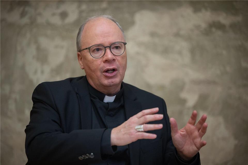 Der Bischof hat einen Priester beurlaubt, gegen den ein strafrechtliches Ermittlungsverfahren läuft. (Archivbild)Harald Tittel/dpa