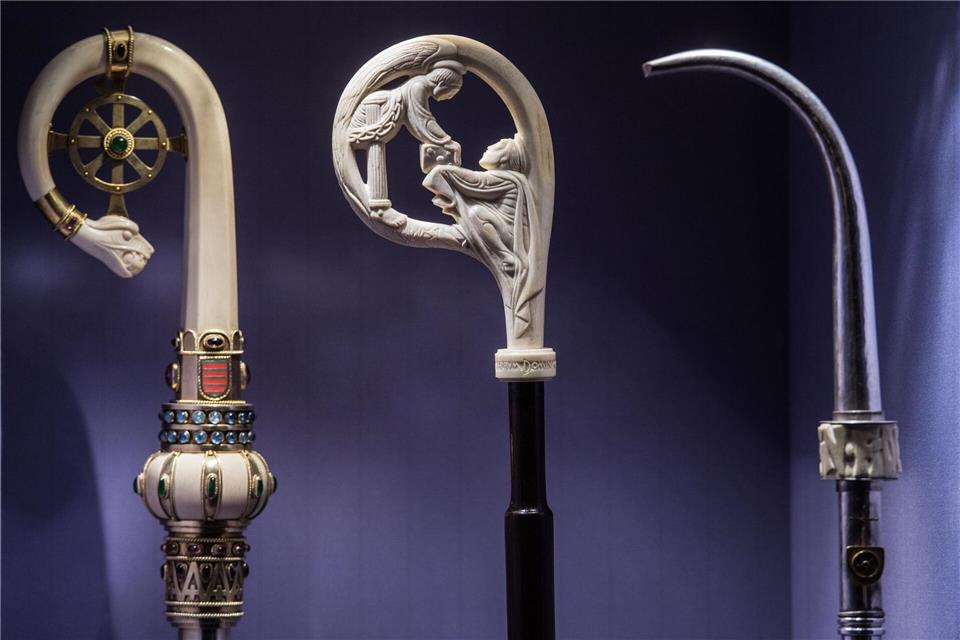 Der Bischofsstab gehört zu den Amts- und Ehrenzeichen eines Weihbischofs. (Symbolbild)Andreas Arnold/dpa