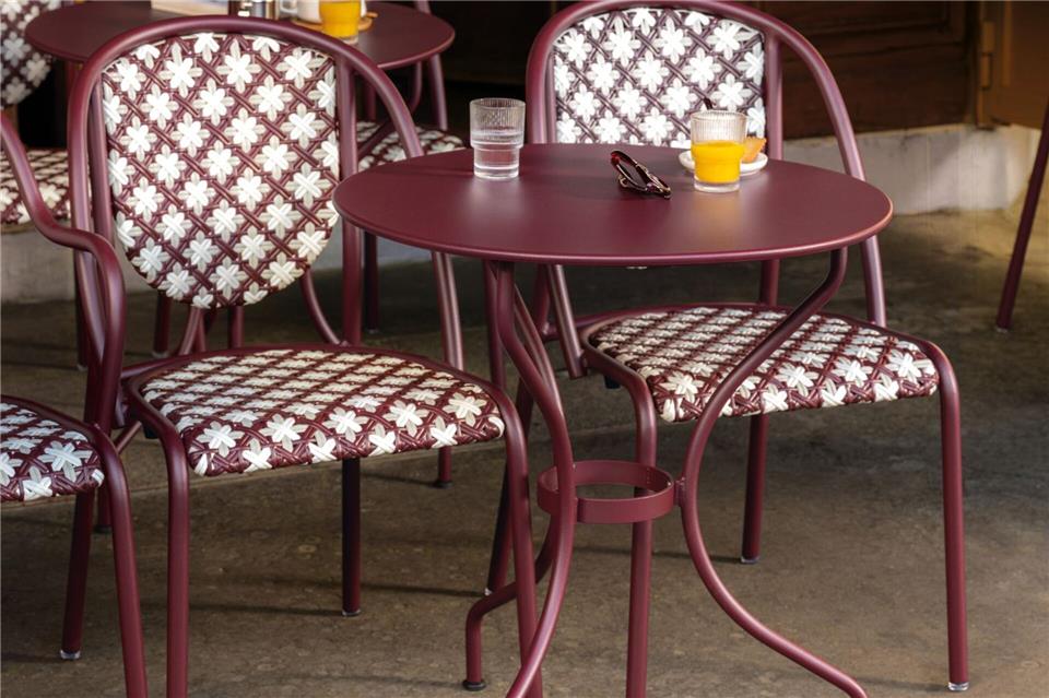 Der Bistro-Look für Stühle und Tischchen, wie man ihn aus Paris oder von der Côte d’Azur kennt, sind ideal für kleine Balkone.Fermob/dpa-tmn