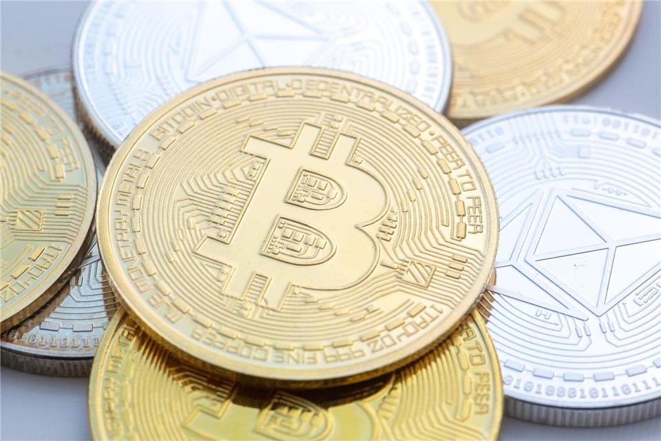 Bitcoin steigt auf Rekordhoch - erstmals über 125.000 Dollar Der Bitcoin ist erstmals über die Marke von 125.000 US-Dollar gestiegen.Fernando Gutierrez-Juarez/dpa