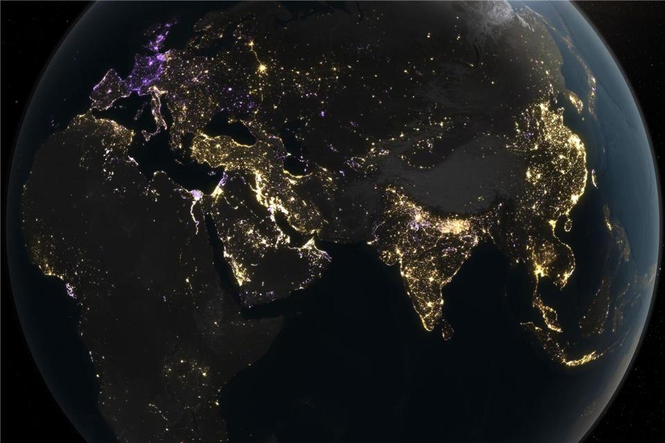 Der Blick auf die Erde zeigt die menschlichen Aktivitäten anhand der Emissionen von künstlichem LichtMichala Garrison/NASA Earth Observatory/dpa