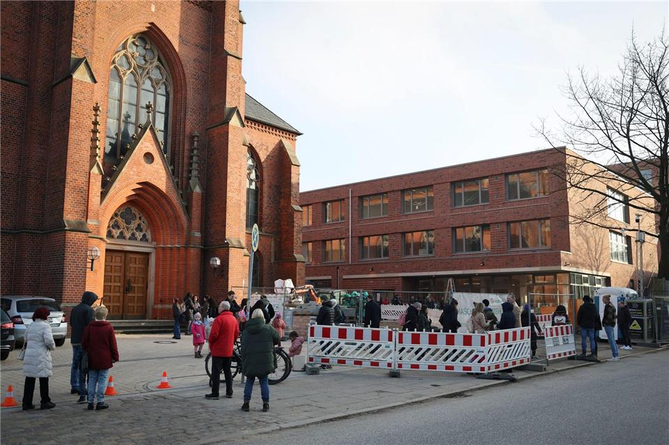 Der Blick auf die katholische Sophienschule neben der Kirche St. Sophien.Christian Charisius/dpa