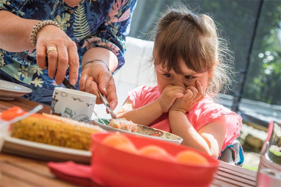 Der Blick des Kindes auf den Teller spricht Bände. Eltern sollten jetzt nicht mit Drohungen drängen, dass das Kind das gegen seinen Willen essen muss.Christin Klose/dpa-tmn