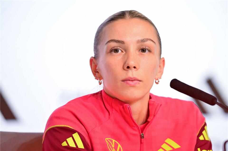 Der Blick geht nach vorn bei Elisa Senß und den deutschen Fußballerinnen. (Archivbild)Sebastian Christoph Gollnow/dpa