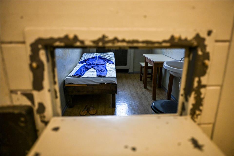 Der Blick in eine Zelle des ehemaligen Stasi-Gefängnisses in Berlin Hohenschönhausen ist bis heute bedrückend.Jens Kalaene/dpa
