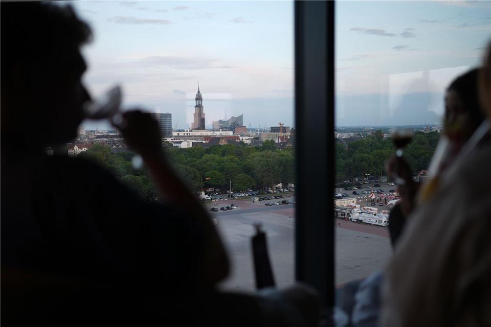 Der Blick über Hamburg aus der Bar „Karo & Paul“ im Bunker in St. Pauli ist ein Erlebnis. Marcus Brandt/dpa