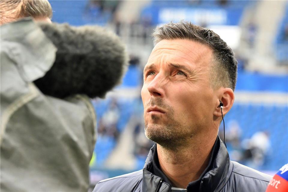 Der Blick von KSC-Trainer Christian Eichner geht auch Richtung Ausland.Uli Deck/dpa