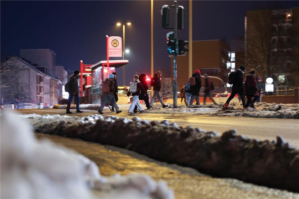 Der Blinden- und Sehbehindertenverein fordert, dass Gehwege so gründlich von Schnee und Eis geräumt werden, dass Orientierungshilfen für Blinde am Boden erkennbar bleiben.Christian Charisius/dpa