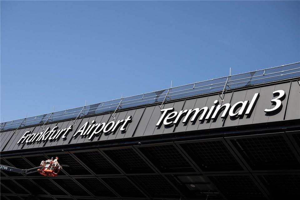 Der Blindgänger wurde in der Nähe des Terminal 3 gefunden. (Archivbild)Boris Roessler/dpa