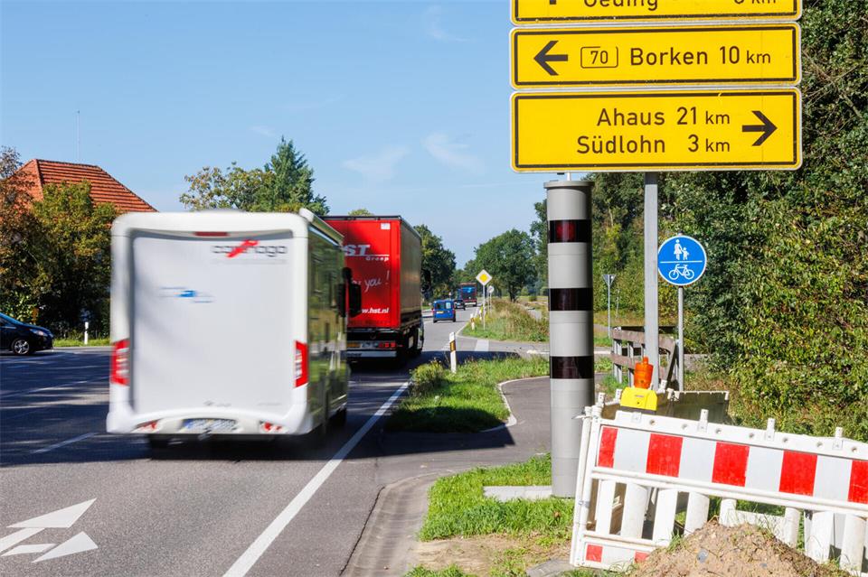 Der Blitzer wurde aufgestellt, da nach Angaben des Kreises Borken vermehrt Geschwindigkeitsüberschreitungen und Unfälle erfasst wurden.