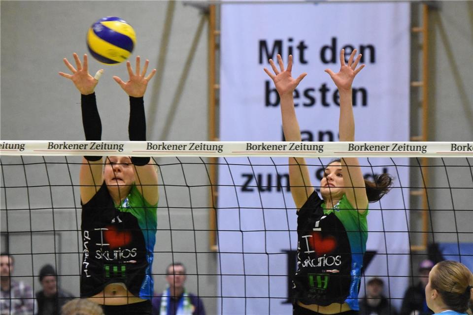 Der Block steht: Maud van Koot (links) und Lena Nelke sind am heutigen Samstag mit den Skurios Volleys Borken beim Lokalrivalen BW Dingden zu Gast.