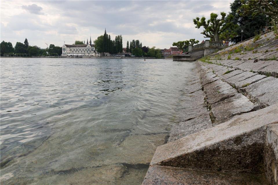 Der Bodensee selbst ist vorerst vom Verbot ausgenommen - auch wenn der Wasserstand dort für diese Jahreszeit niedrig ist.Oliver Hanser/dpa
