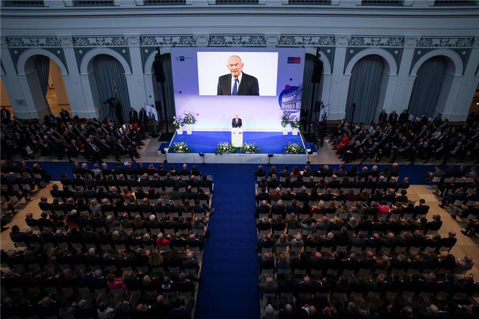 Der Börsensaal der Handelskammer ist voll gefüllt, während Präses Aust spricht. Christian Charisius/dpa