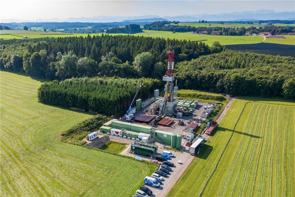 Der Bohrplatz in der Gemeinde Reichling ist nicht nur den Anwohnern ein Dorn im Auge - ab Mitte Oktober soll der Bohrturm wieder abgebaut werden. (Archivbild)Peter Kneffel/dpa
