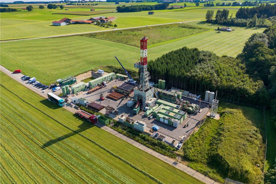 Der Bohrturm ist zwar schon längst wieder abgebaut - die Sorge um das Trinkwasser der Gemeinde Reichling unweit des Ammersees ist aber groß. Auch das Wasserwirtschaftsamt Weilheim fürchtet angesichts hoher Schadstoffwerte um die Sicherheit der örtlichen Trinkwasserquelle unweit des Bohrplatzes. (Archivbild)Peter Kneffel/dpa