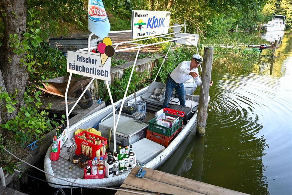 Der Bootskiosk ist ein Highlight für viele Wartende an den Schleusen.Jens Kalaene/dpa