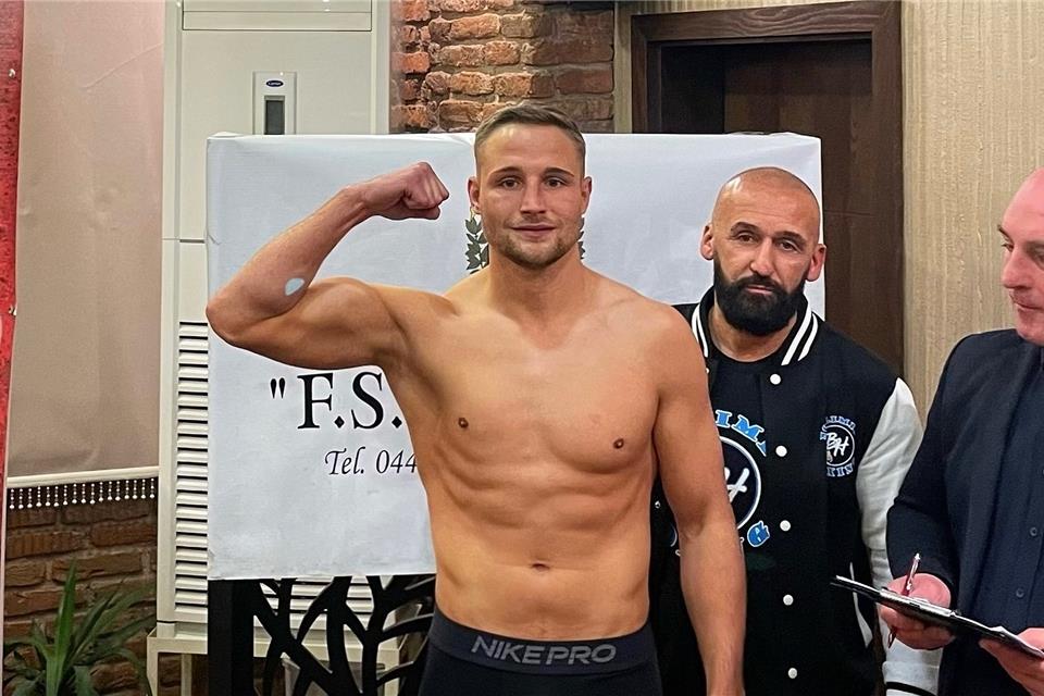 Der Borkener Box-Profi Nick Morsink besiegte im mazedonischen Tetovo den Georgier Malkhaz Sujashvilli durch K.o. Im Hintergrund sein Leverkusener Trainer Bekim Hoxhaj.
