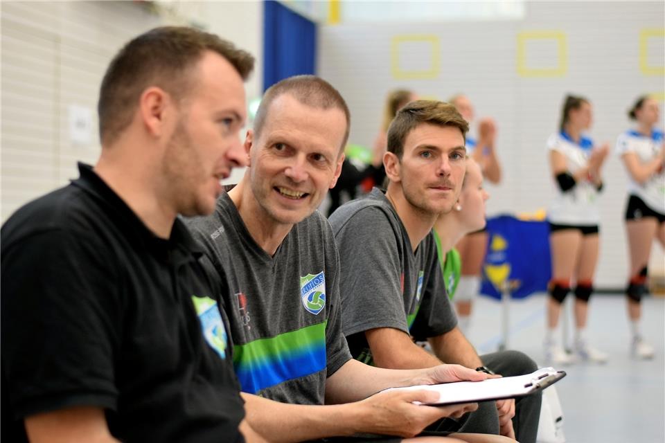 Der Borkener Raimund Schneider (Mitte) nimmt nach zehn Jahren Abstinenz wieder als Assistent auf der Bank des Volleyball-Zweitligisten Skurios Volleys Borken Platz. Links sein Co-Trainer-Kollege Marco Heise, rechts Physiotherapeut Marius Lange.