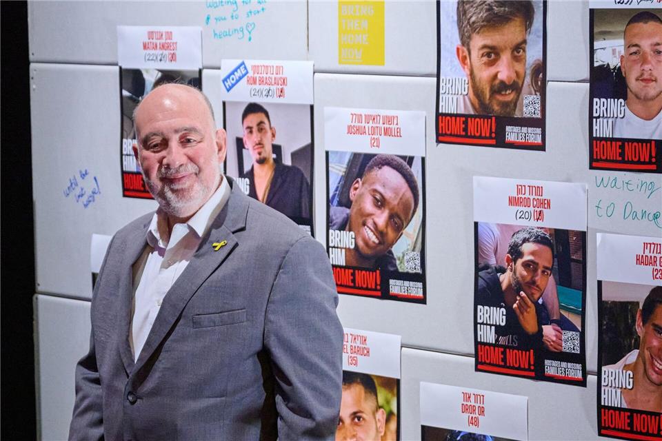„Home“: Gedenken an freigelassene Geiseln in Ausstellung Der Botschafter Israels Prosor denkt, dass es nun die Gelegenheit gibt, neue regionale Struktur aufzubauen.Annette Riedl/dpa