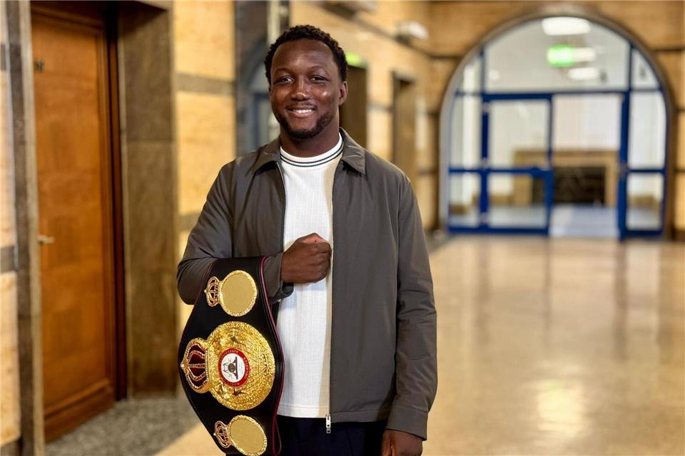 Der Boxprofi Abass Baraou mit dem Interimsweltmeistertitel des Verbands WBA.--/Wasserman Boxing/dpa