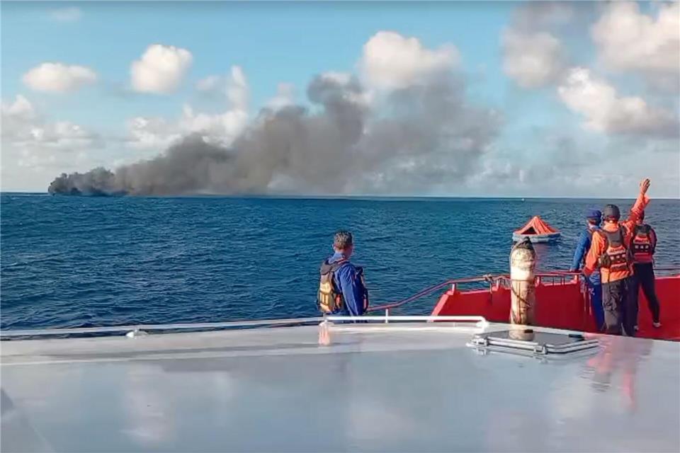 Der Brand auf der Fähre war am frühen Morgen ausgebrochen. Uncredited/BASARNAS/AP/dpa