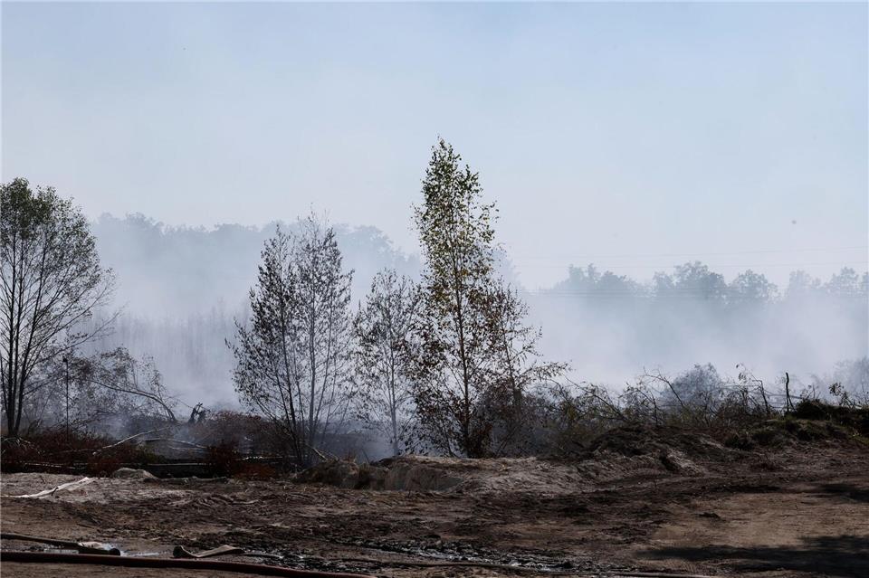 Der Brand auf der ehemaligen Tagebaufläche soll nun abgedeckt werden. (Archivbild)Bodo Schackow/dpa