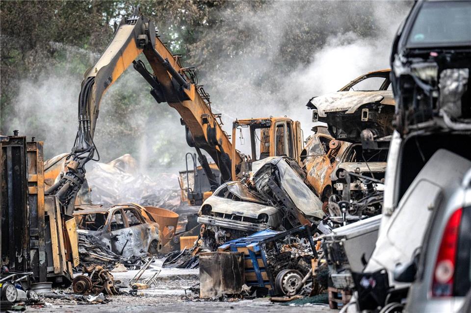 Der Brand auf einem Recyclingbetrieb in Hatten ist möglicherweise durch fahrlässige Brandstiftung entstanden. (Archivbild)Sina Schuldt/dpa