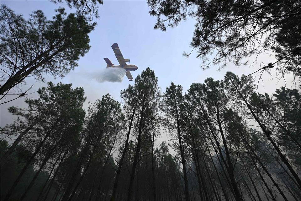 Der Brand bei Luglon hat inzwischen rund 1.600 Hektar Wald und Buschland erfasst. Etwa 650 Menschen wurden vorsorglich evakuiert.Gaizka Iroz/AFP/dpa