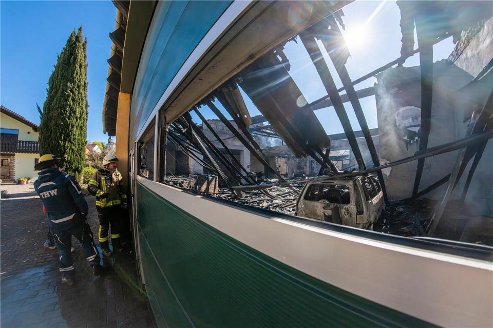 Der Brand brach am Vormittag in der Lagerhalle eines Weinguts aus. Andreas Arnold/dpa