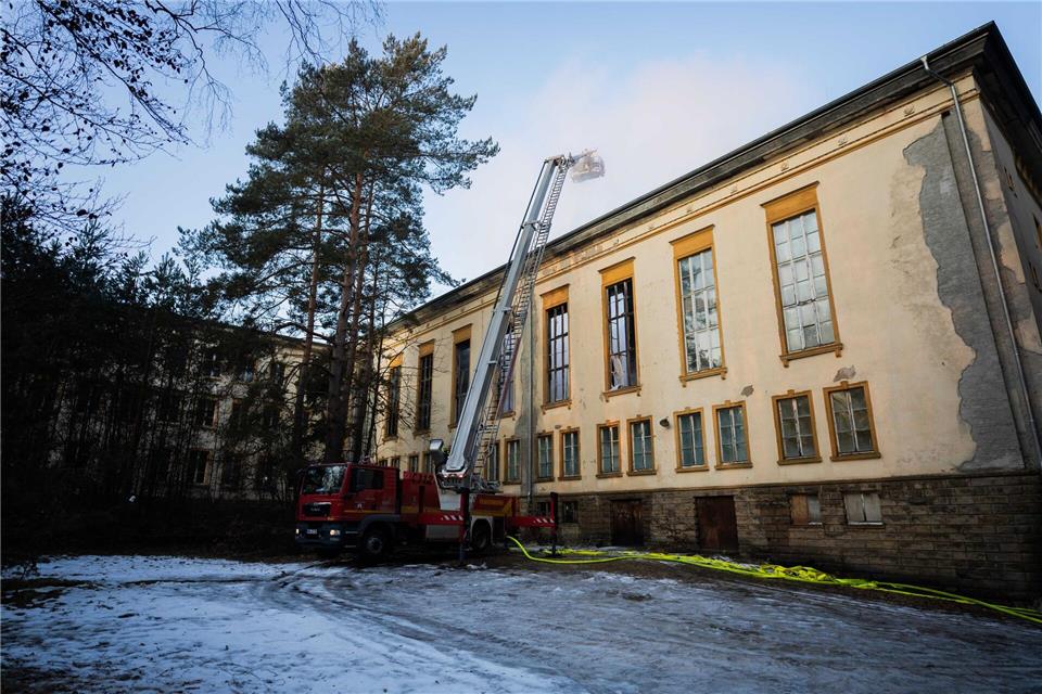 Der Brand breitete sich in einem ehemaligen Lehrgebäude aus. Christoph Soeder/dpa