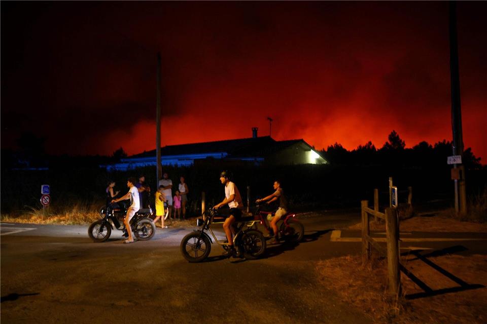 Der Brand dehnte sich in der Nacht immer weiter aus.Romain Perrocheau/AFP/dpa