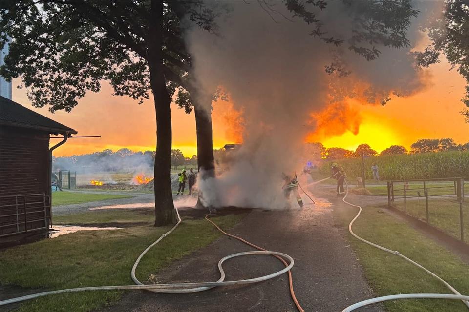 Der Brand der Ballenpresse führte zu einer starken Rauchentwicklung.