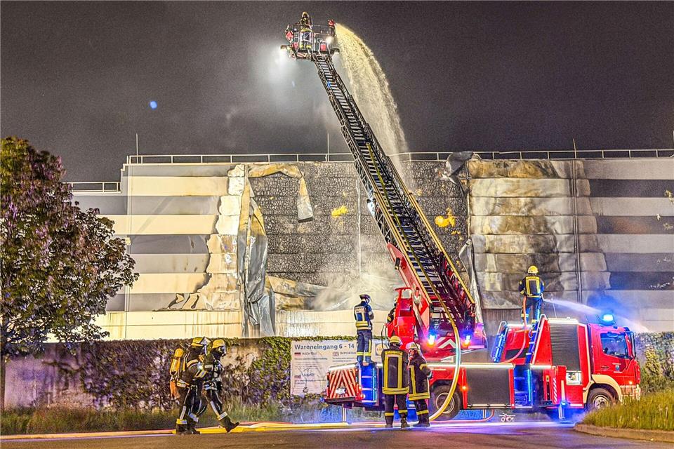 Der Brand der Fassade einer Lidl-Lagerhalle in Hüfingen hat einen hohen Schaden verursacht. Christian Klemm/onw-images/dpa