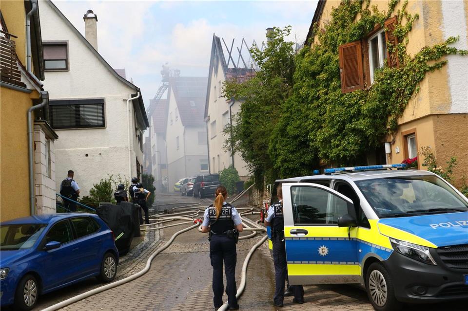 Der Brand eines Dachstuhls hat einen größeren Einsatz ausgelöst.Karsten Schmalz/KS-Images/dpa