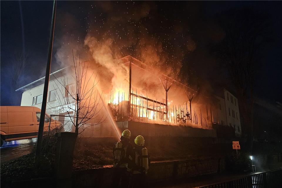 Der Brand griff von der Mülltonne im Carport schnell auf angrenzende Gebäude und Fahrzeuge über. ---/Kreisfeuerwehrverband Calw e.V./dpa