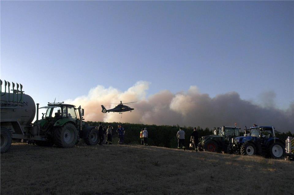 Der Brand hat bereits rund 25 Hektar Wald in Beschlag genommen. Nun bedroht er einen Ortsteil von Hürtgenwald.Nord-West-Media TV/dpa