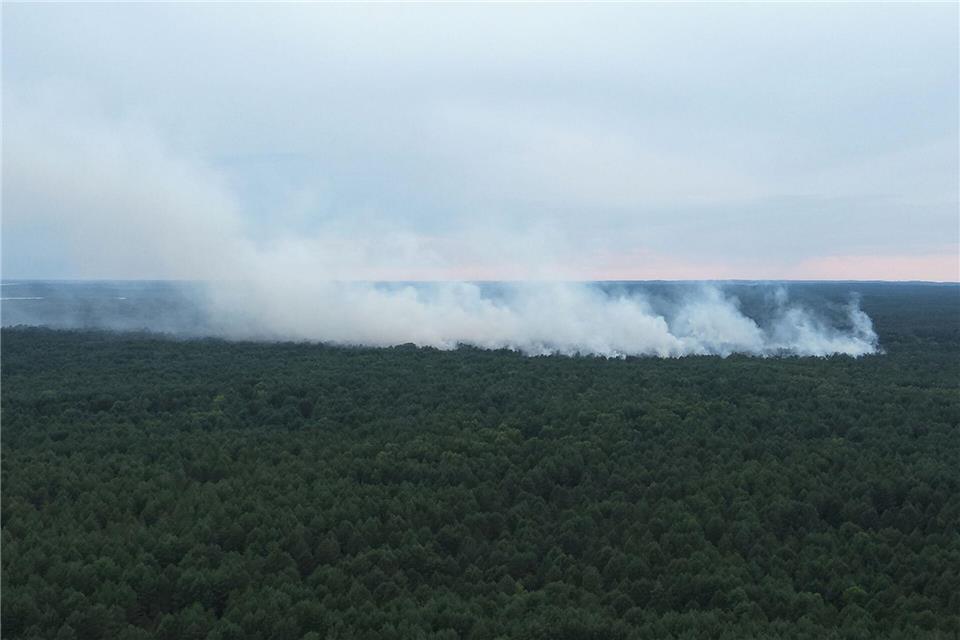 Der Brand im Müritz-Nationalpark hat sich in der Nacht auf rund 155.000 Quadratmeter ausgeweitet. ---/Landkreis Mecklenburgische Seenplatte/dpa