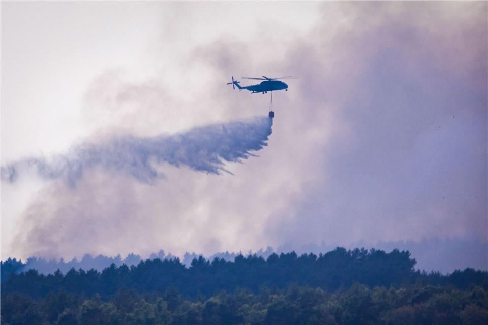 Der Brand im Müritz-Nationalpark könnte sich über das Wochenende weiter ausdehnen. (Archivbild)Jens Büttner/dpa